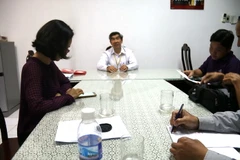 Ông Trần Thanh Thảo, Giám đốc Sở Y tế tỉnh Tiền Giang (ở giữa) tại buổi gặp mặt báo chí thông tin về vụ việc ở Tân Phước. (Ảnh: Minh Trí/Vietnam+)