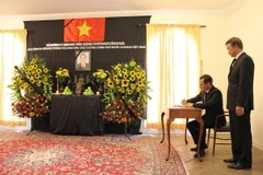 Bộ trưởng Ngoại thương và Đầu tư nước ngoài Venezuela ghi Sổ tang. (Nguồn: Đại sứ quán Việt Nam ở Venezuela)