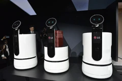 Dàn robot tích hợp trợ lý ảo Google Assistant của LG trên sân khấu CES 2018. (Nguồn; AFP)