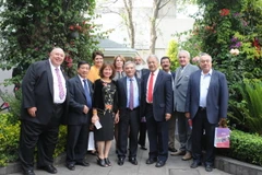 Đại sứ Nguyễn Hoài Dương và Phu nhân cùng các thành viên trong đoàn cán bộ lãnh đạo PT chụp ảnh lưu niệm. (Ảnh: Việt Hùng/Vietnam+)