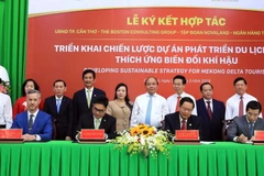 Thủ tướng Nguyễn Xuân Phúc chứng kiến Lễ ký kết hợp tác tư vấn về triển khai chiến lược Dự án Phát triển du lịch Đồng bằng sông Cửu Long thích ứng biến đổi khí hậu. (Ảnh: Thống Nhất/TTXVN)