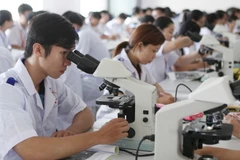 Giờ thực hành của sinh viên Đa khoa năm thứ hai, Trường Đại học Y Dược Cần Thơ. Ảnh minh họa. (Ảnh: Quý Trung/TTXVN)