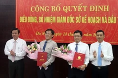 Ông Trần Phước Sơn (thứ hai từ phải sang) nhận quyết định Giám đốc Sở Kế hoạch và Đầu tư thành phố Đà Nẵng. (Ảnh: Nguyễn Sơn/TTXVN)