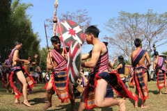 [Photo] Độc đáo lễ bắc máng nước của người Xơ Đăng-Xơ teng