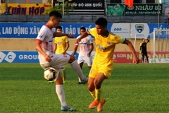 Pha tranh chấp bóng của cầu thủ hai đội. (Ảnh: Trịnh Duy Hưng/TTXVN)