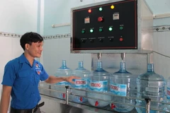 Phạm Thế Sơn tại khu sản xuất nước tinh khiết. (Ảnh: K GỬIH/TTXVN)