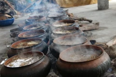 Những nồi cá kho Đại Hoàng được đun từ 12-14 giờ. (Ảnh: Lưu Thanh Tuấn/TTXVN)