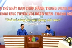 Bí thư thứ nhất Trung ương Đoàn Lê Quốc Phong (trái) tại buổi đối thoại. (Ảnh: Văn Điệp/TTXVN)