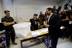 Thủ tướng Liban Saad Hariri (phải, phía trước) bỏ phiếu tại điểm bầu cử ở Beirut ngày 6/5. (Nguồn: THX/TTXVN)