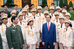 Chủ tịch nước Trần Đại Quang với các cán bộ, đoàn viên thanh niên Công an tiêu biểu. (Ảnh: Nhan Sáng/TTXVN)