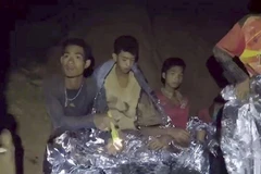 Các thành viên đội bóng thiếu niên mắc kẹt bên trong hang Tham Luang ngày 4/7. (Nguồn: THX/ TTXVN)