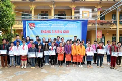 Tuổi trẻ TTXVN mang yêu thương đến với học sinh nghèo vùng biên
