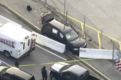 Lực lượng an ninh Mỹ triển khai tại hiện trường. (Nguồn: AP)