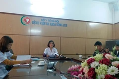 Lãnh đạo Bệnh viện Đa khoa Đông Anh trả lời báo chí. (Ảnh: PV/Vietnam+)