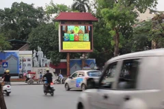 Màn hình LED ở khu vực Đền Bà Kiệu. (Nguồn: Youtube)