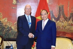 Thủ tướng Nguyễn Xuân Phúc gặp gỡ, trao đổi với giáo sư Klaus Schwab, Người sáng lập và Chủ tịch điều hành Diễn đàn Kinh tế thế giới (WEF). (Ảnh: Thống Nhất/TTXVN)