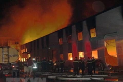 Bình Dương: Cháy nhà xưởng rộng gần 1.000m2, người dân hoảng loạn