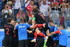 Đội tuyển Croatia ăn mừng sau khi giành vé đi tiếp với chiến thắng 4-3 sau loạt sút penalty trước đối thủ Đan Mạch. (Nguồn: THX/TTXVN)