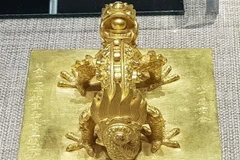 Rồng-Phượng trên bảo vật triều Nguyễn. (Ảnh: Quốc Việt/TTXVN)