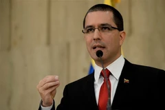 Ngoại trưởng Venezuela Jorge Arreaza tại một cuộc họp báo ở Caracas. (Nguồn: AFP/TTXVN)