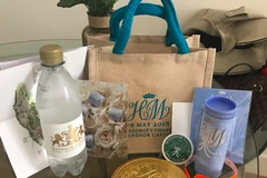 Túi quà tặng đám cưới hoàng gia Anh. (Nguồn: yahoo.com)