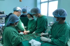 Ca phẫu thuật lấy trọn khối u nặng 18kg trong buồng trứng của bệnh nhân. (Nguồn: TTXVN phát)