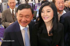 Cựu Thủ tướng Thaksin Shinawatra và người em gái Yingluck Shinawatra xuất hiện ở Tokyo trong một sự kiện giới thiệu sách. (Nguồn: asahi.com)