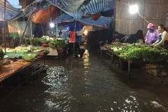 Một số tuyến đường trong chợ Quán Bánh, thành phố Vinh ngập nước sâu do mưa kéo dài. (Ảnh: Nguyễn Oanh/TTXVN)