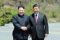 Nhà lãnh đạo Triều Tiên Kim Jong-un gặp Chủ tịch Trung Quốc Tập Cận Bình, tháng 5. (Nguồn: Yonhap)