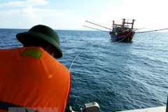 Lực lượng hải quân kịp thời cứu 7 ngư dân trên tàu cá gặp nạn 