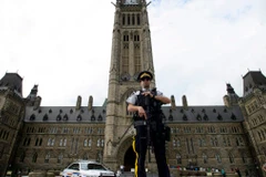 Cảnh sát Kỵ binh Hoàng gia Canada đứng gác bên ngoài tòa nhà Quốc hội Canada. (Nguồn: THE CANADIAN PRESS)