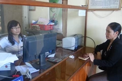 Người dân giao dịch tại một điểm Quỹ tín dụng nhân dân trên địa bàn tỉnh Quảng Bình. (Ảnh: Đức Thọ/TTXVN)