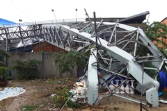 TPHCM: Mưa to gió lớn kéo đổ bảng quảng cáo, hai người thương vong 