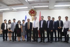 Bí thư Thành ủy Thành phố Hồ Chí Minh Nguyễn Thiện Nhân chụp ảnh lưu niệm cùng đoàn và cán bộ Đại sứ quán Việt Nam tại Israel. (Ảnh: Việt Thắng/Vietnam+)