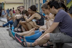 Người dân sử dụng Internet trên điện thoại di động tại La Habana, Cuba. (Nguồn: AFP/TTXVN)