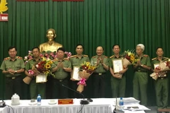 Thượng tướng Bùi Văn Nam, Thứ trưởng Bộ Công an trao thưởng cho các đơn vị. (Ảnh: Thành Chung/TTXVN)