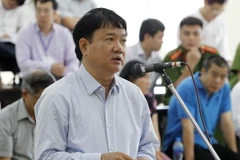 Bị cáo Đinh La Thăng, nguyên Chủ tịch Hội đồng Quản trị PVN trả lời trước Hội đồng xét xử. (Ảnh: Văn Điệp/TTXVN)