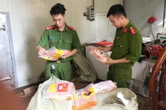 Công an tỉnh Cao Bằng kiểm tra số hàng hóa không rõ nguồn gốc xuất xứ của ông Chu Ngọc Hà. (Ảnh: Nông Văn Đạt/TTXVN)