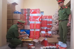 Công an kiểm kê số bút và thước kẻ số lượng lớn bị phát hiện, thu giữ. (Ảnh: Thái Hùng/TTXVN)