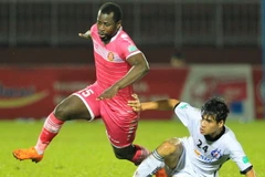 Pha đi bóng của Da Sylva (15,Sài Gòn FC) trước Việt Phú (24,SHB Đà Nẵng). (Ảnh: Quang Nhựt/TTXVN)