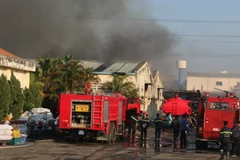 Nhiều xe chữa cháy đã được huy động để dập tắt vụ hỏa hoạn xảy ra tại Công ty dệt Hoành Thân Việt Nam. (Ảnh: Sỹ Tuyên/TTXVN)
