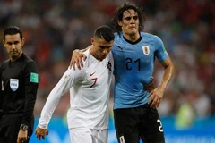 Cristiano Ronaldo giúp Edinson Cavani rời khỏi sân do chấn thương trong trận đấu thuộc vòng 1/8 World Cup 2018. (Nguồn: AP)