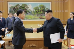 Nhà lãnh đạo Kim Jong-un (phải) và đặc phái viên của Tổng thống Hàn Quốc, ông Chung Eui-yong (trái) trong cuộc gặp tại Bình Nhưỡng ngày 5/3. (Nguồn: YONHAP/TTXVN)