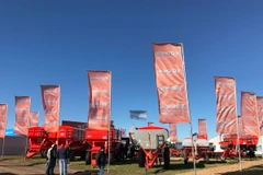 Máy móc nông nghiệp được trưng bày tại hội chợ. (Ảnh: Hoài Nam/Vietnam+)