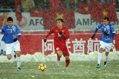 Pha tranh bóng giữa cầu thủ hai đội. (Ảnh: Hoàng Linh/TTXVN)