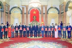 Chủ tịch nước Trần Đại Quang trao Quyết định bổ nhiệm cho 16 Đại sứ Việt nam được chỉ định tại nước ngoài, nhiệm kỳ 2018-2021. (Ảnh: Nhan Sáng/TTXVN)