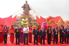 Thượng tướng Tô Lâm, Ủy viên Bộ Chính trị, Bộ trưởng Bộ Công an cùng đại diện Bộ, Ngành, trung ương và địa phương cắt băng khánh thành đền thờ và tượng Thái úy Lý Thường Kiệt. (Ảnh: Thái Hùng/TTXVN)