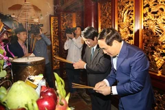 Bí thư Tỉnh ủy Phú Thọ Hoàng Dân Mạc và Chủ tịch Ủy ban Nhân dân tỉnh Phú Thọ Bùi Minh Châu thắp hương tại Thượng cung trên Điện Kính Thiên. (Nguồn: phutho.gov.vn)
