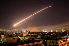 Ánh sáng trên bầu trời Damascus được cho là từ hệ thống phòng không của Syria khi Mỹ không kích. (Nguồn: AP)