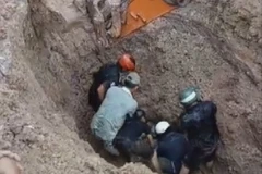 Lực lượng cứu hộ bới đất cứu hai vợ chồng ông Trinh, bà Thời. (Ảnh: Đặng Tuấn/Vietnam+)